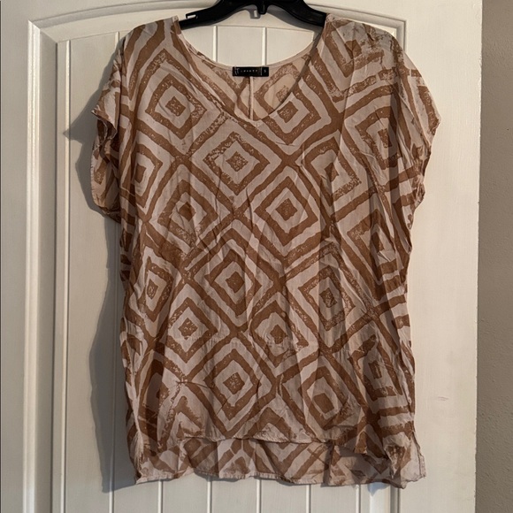 Tops - Geometric Patterned Top